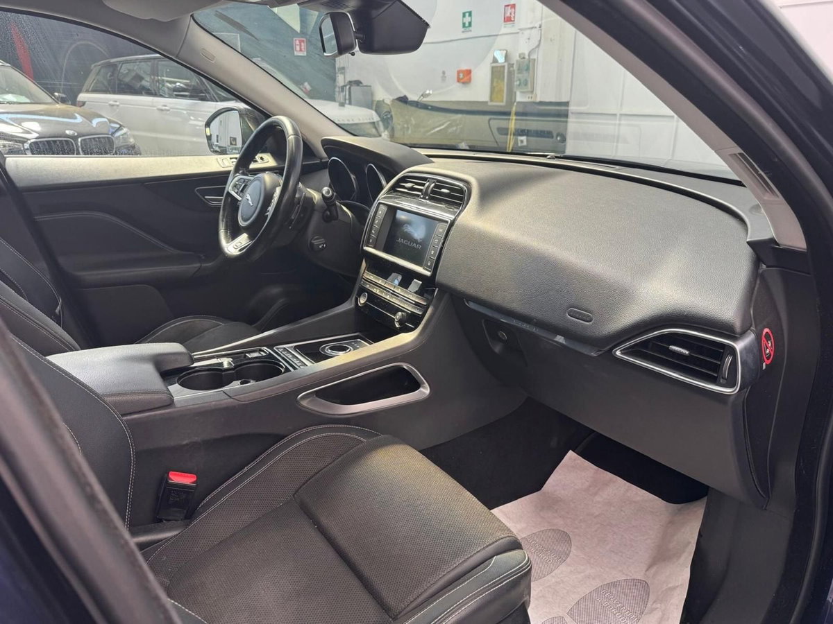 Jaguar F-Pace 2.0 D 180 CV AWD Portfolio (6)