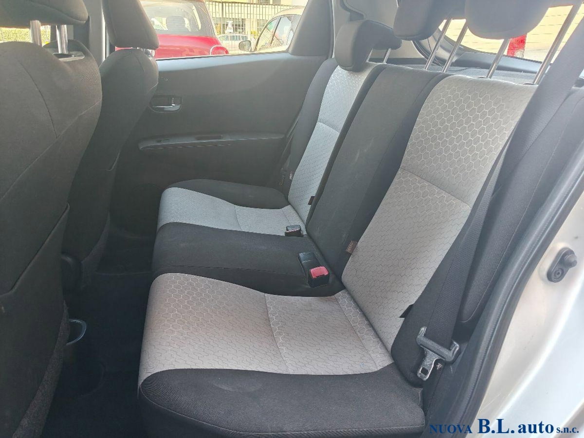 Toyota Yaris 1.D-4D 5 porte Active (11)