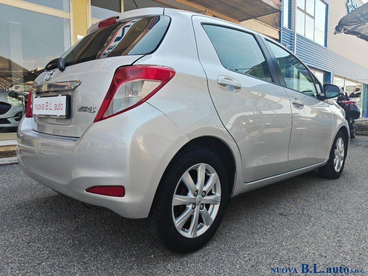 Toyota Yaris 1.D-4D 5 porte Active (2)
