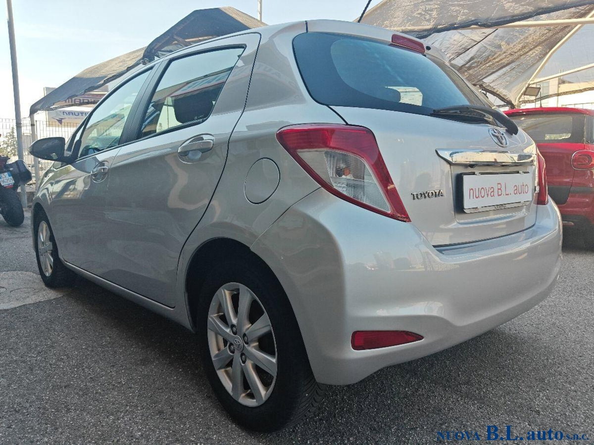 Toyota Yaris 1.D-4D 5 porte Active (4)