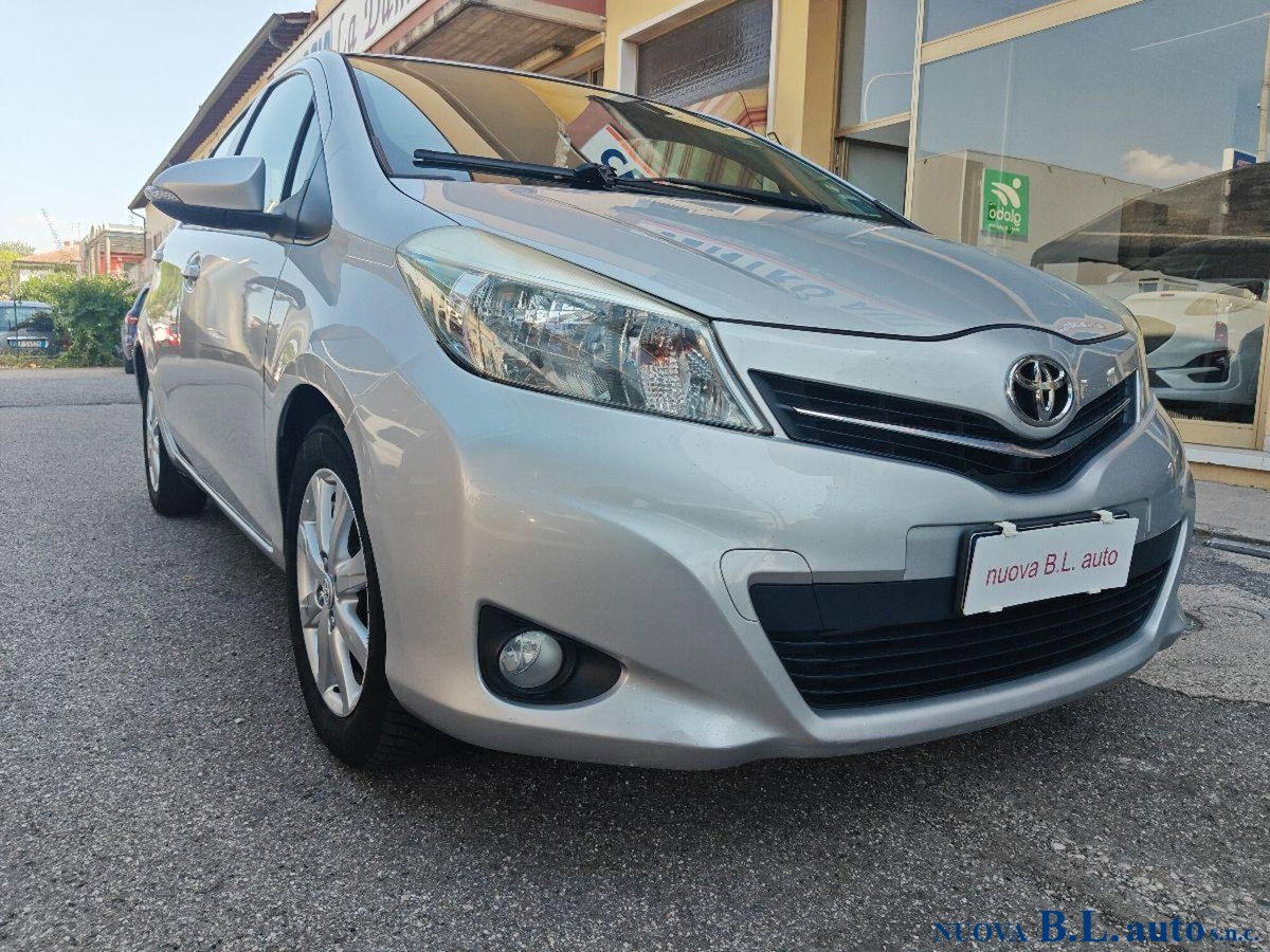 Toyota Yaris 1.D-4D 5 porte Active (5)