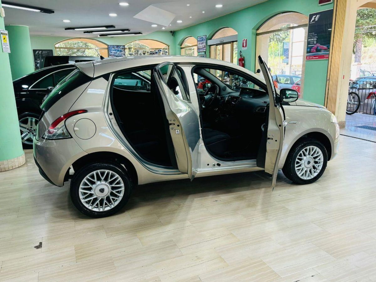 Lancia Ypsilon 0.9 TwinAir 85 CV 5 porte Metano Ecochic Elefantino (8)