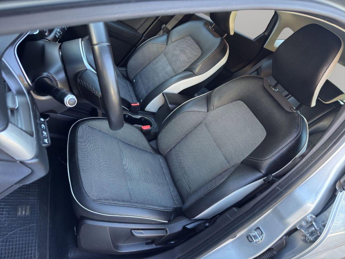 Renault Captur Plug-in Hybrid E-Tech 160 CV Techno (12)