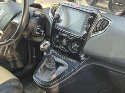 Lancia Ypsilon 1.0 FireFly 5 porte S&S Hybrid Gold Plus (2)