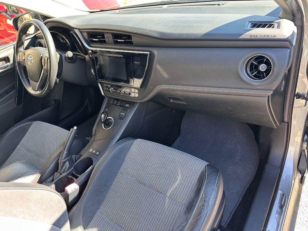 Toyota Auris Station Wagon 1.8 Hybrid Lounge (16)