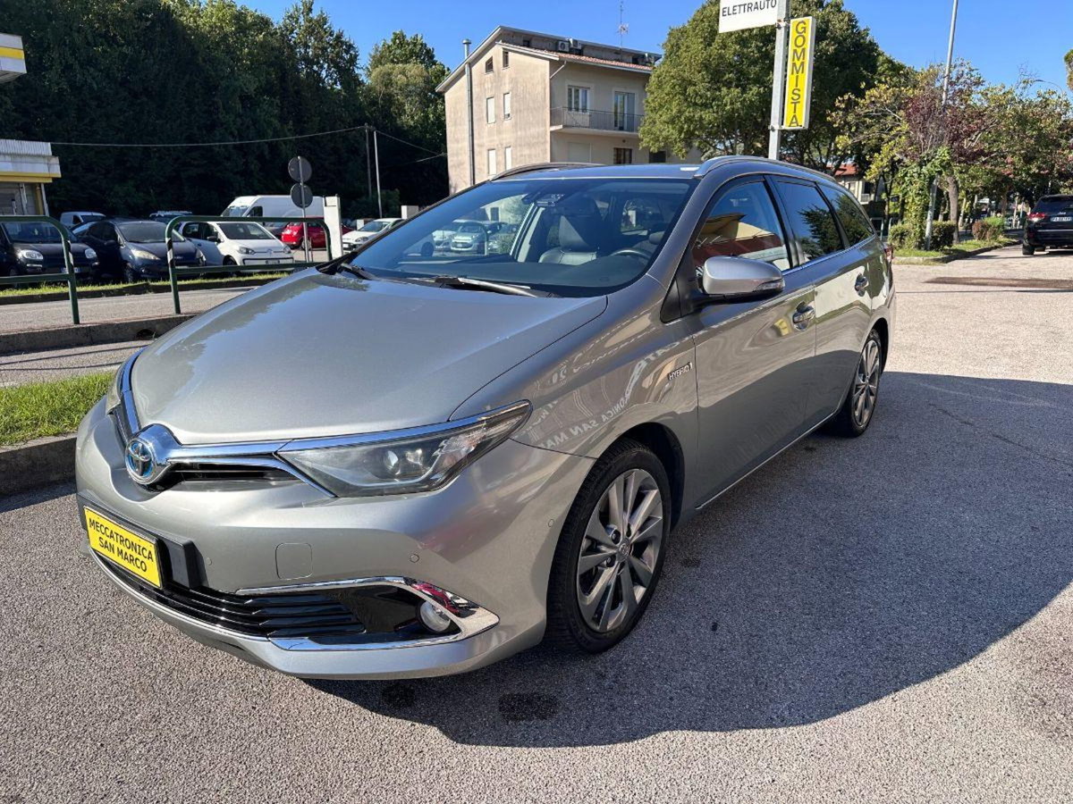 Toyota Auris Station Wagon 1.8 Hybrid Lounge (3)