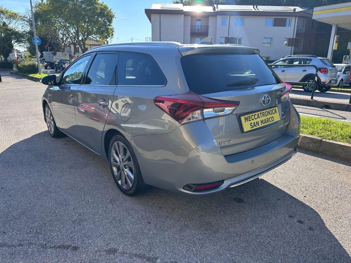 Toyota Auris Station Wagon 1.8 Hybrid Lounge (4)