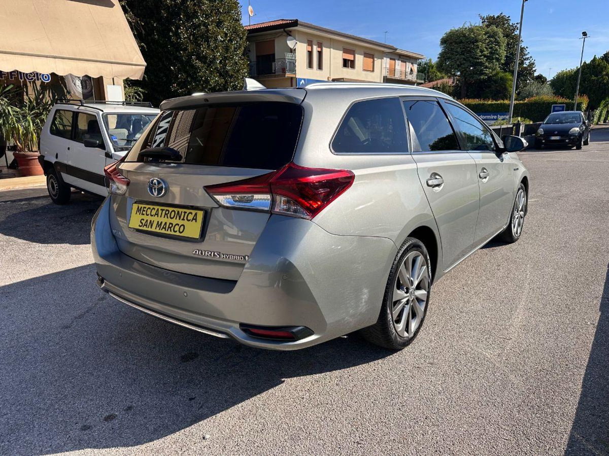 Toyota Auris Station Wagon 1.8 Hybrid Lounge (6)