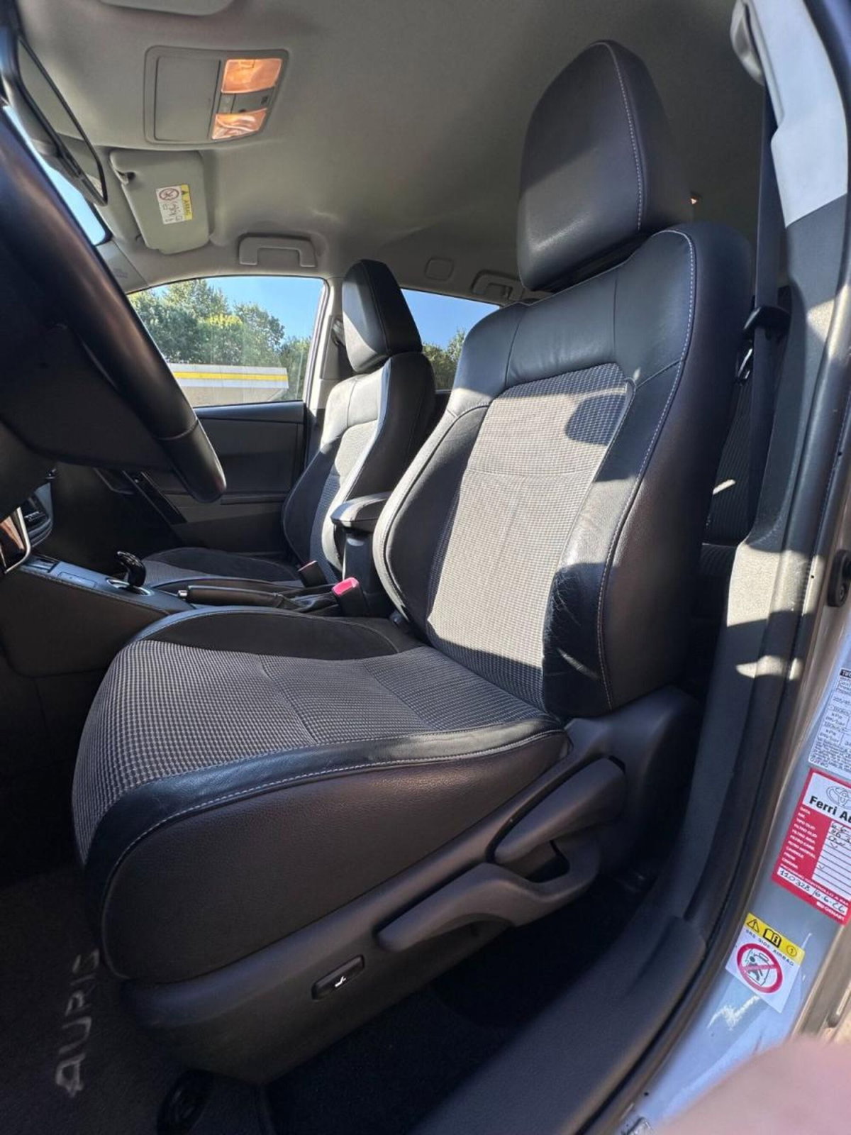 Toyota Auris Station Wagon 1.8 Hybrid Lounge (9)