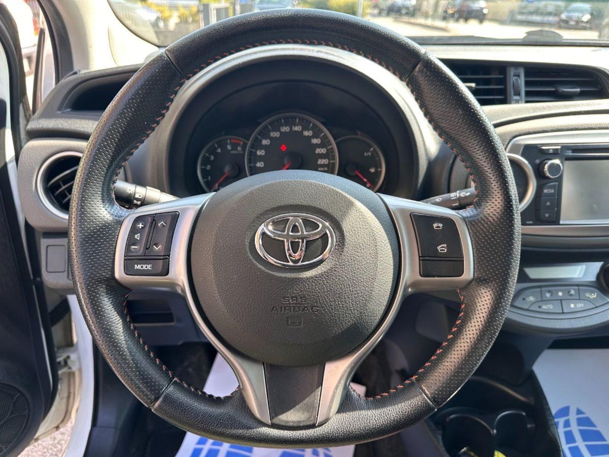 Toyota Yaris 1.D-4D 5 porte Style (11)