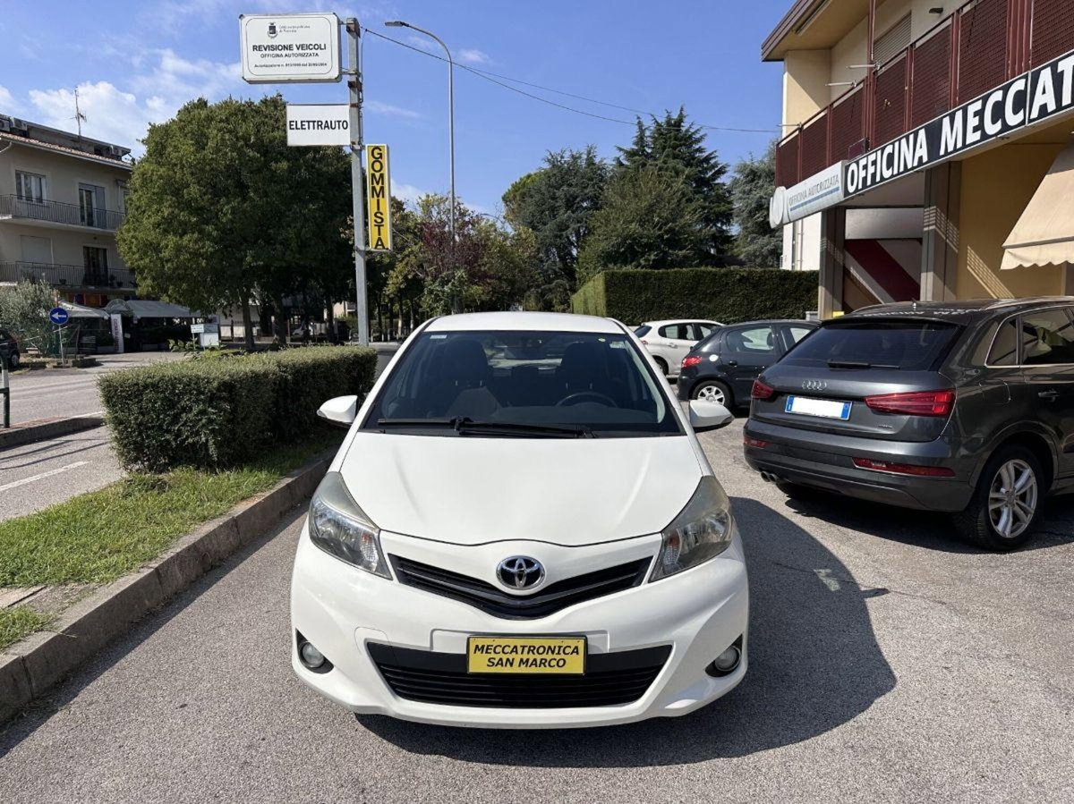 Toyota Yaris 1.D-4D 5 porte Style (2)
