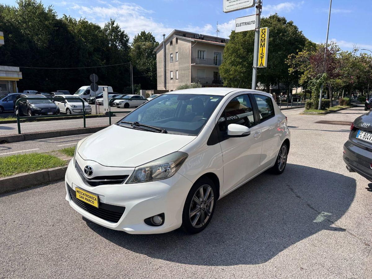 Toyota Yaris 1.D-4D 5 porte Style (3)