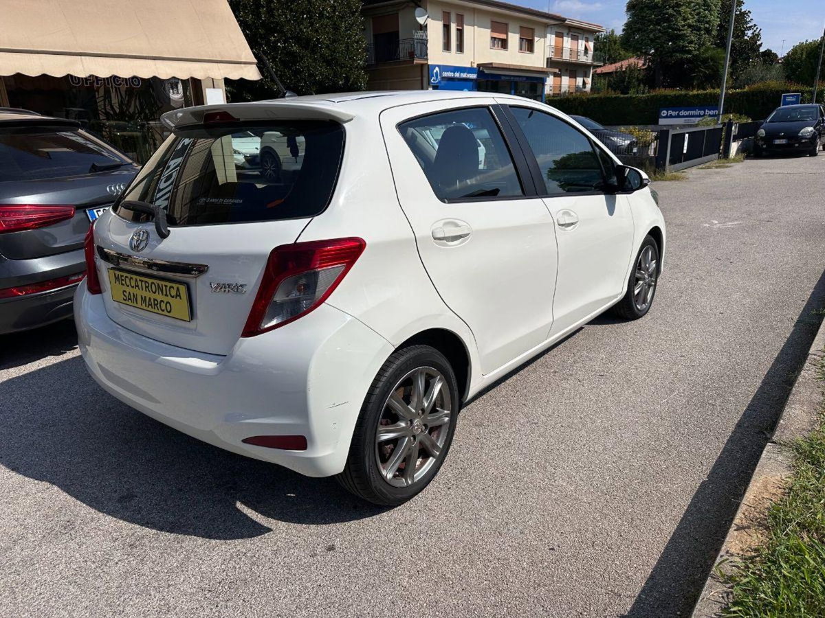 Toyota Yaris 1.D-4D 5 porte Style (6)