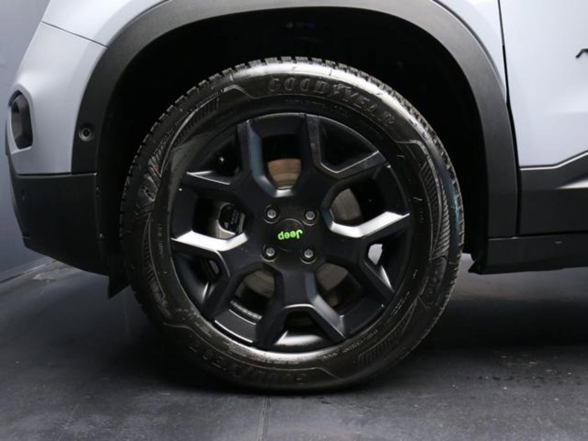 Jeep Avenger 1.2 turbo e-hybrid mhev Overland 4xe 145cv edct6 (5)