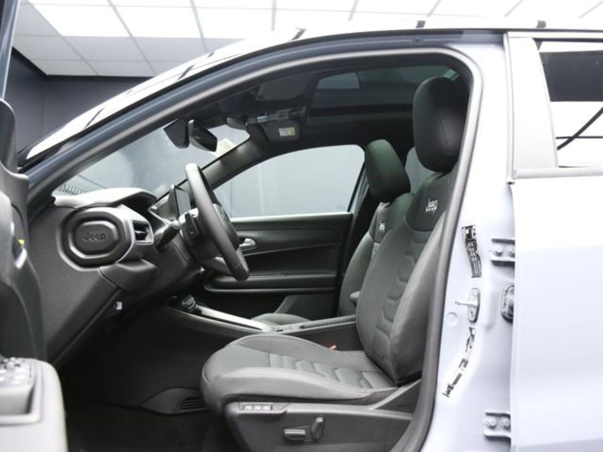 Jeep Avenger 1.2 turbo e-hybrid mhev Overland 4xe 145cv edct6 (9)