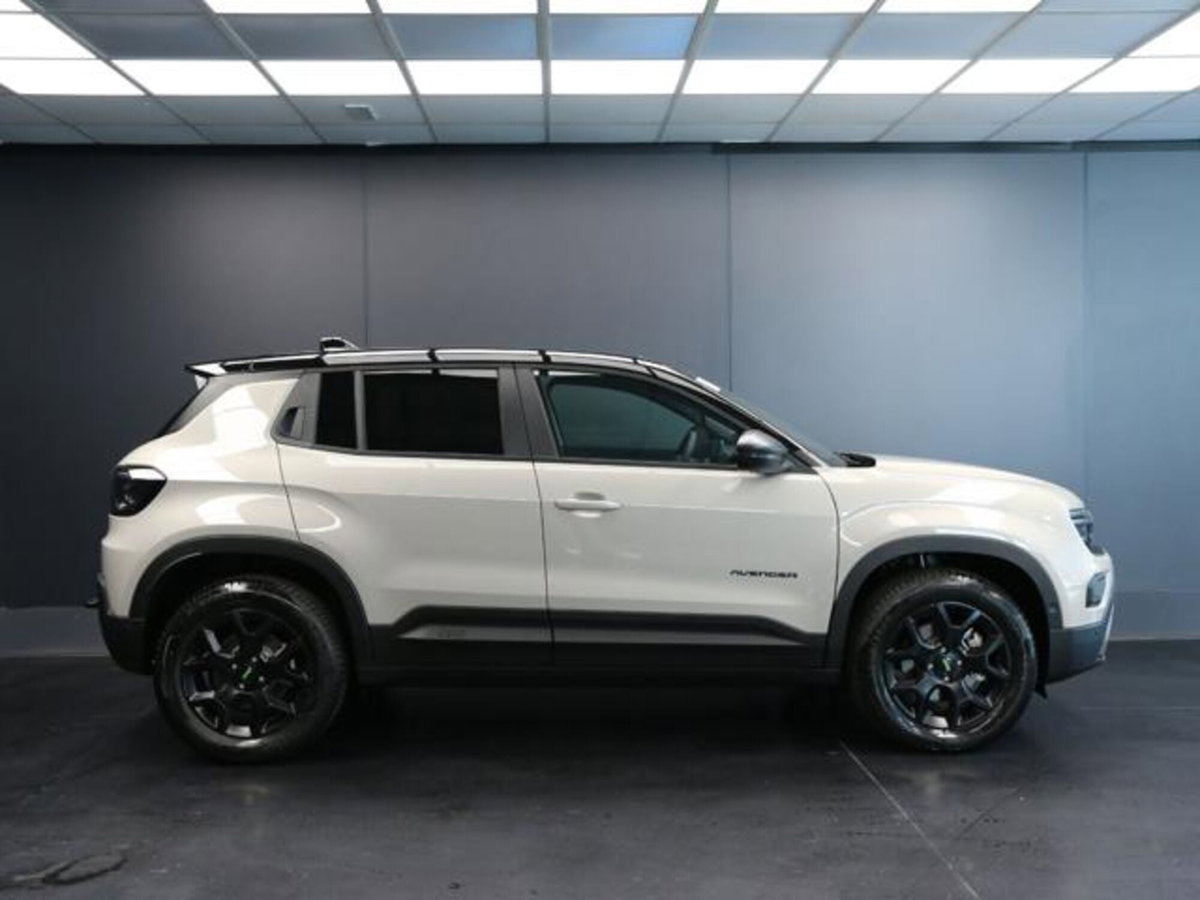 Jeep Avenger 1.2 turbo e-hybrid mhev Overland 4xe 145cv edct6 (3)