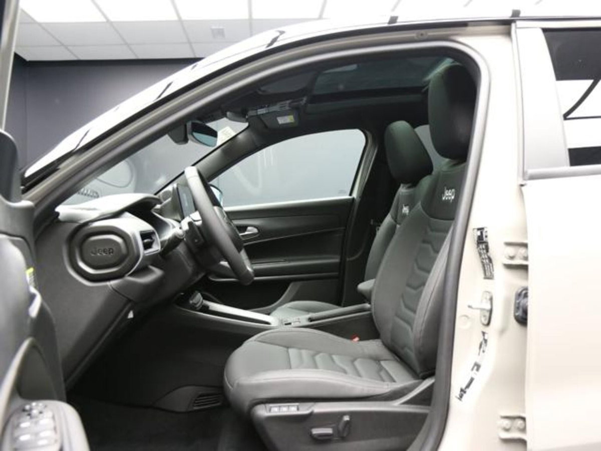 Jeep Avenger 1.2 turbo e-hybrid mhev Overland 4xe 145cv edct6 (9)