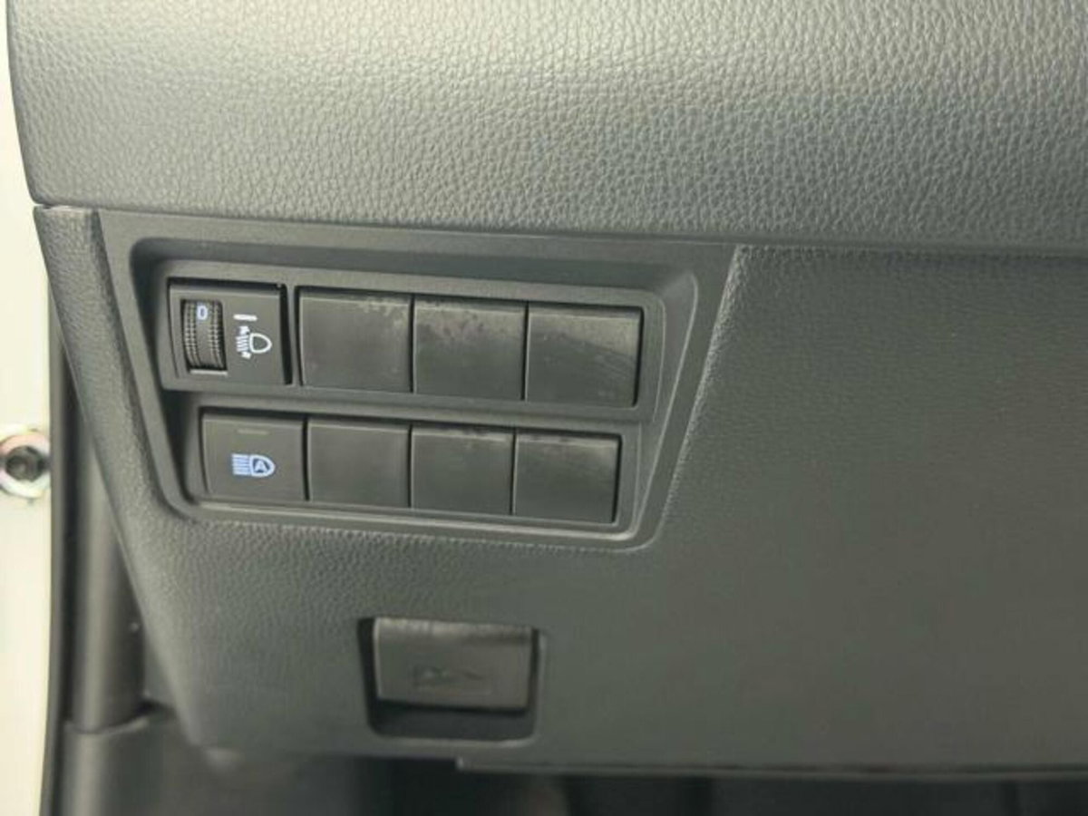 Toyota Yaris 1.5 5 porte Active (13)