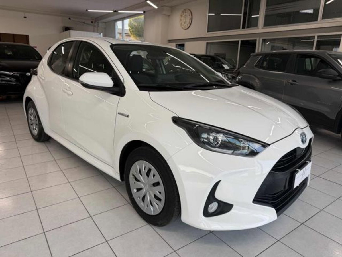 Toyota Yaris 1.5 5 porte Active (2)