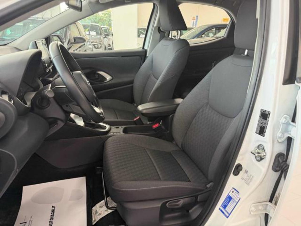 Toyota Yaris 1.5 5 porte Active (5)