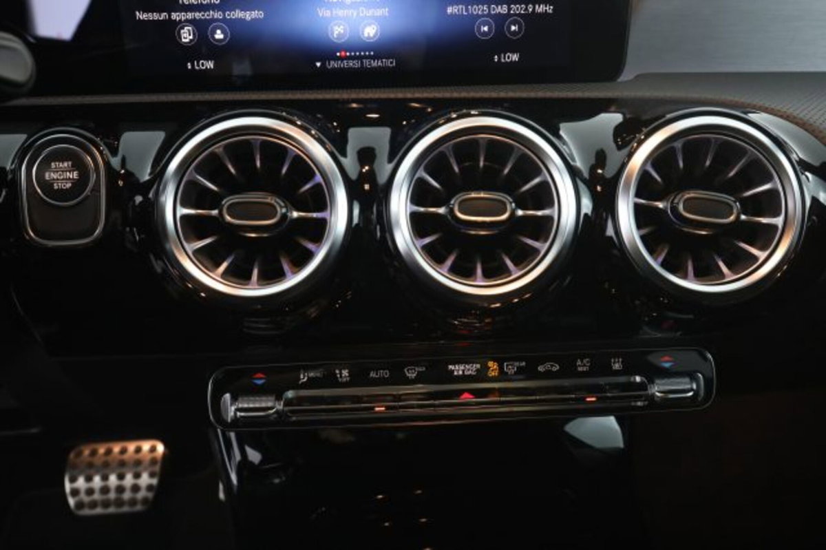 Mercedes-Benz Classe A 250 e Automatic EQ-Power Premium (13)