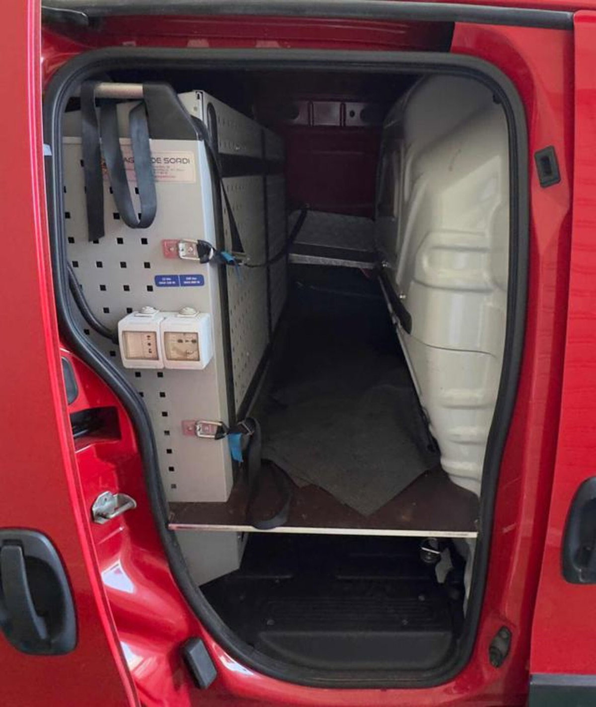 Fiat Fiorino 1.3 MJT 95CV Combi Semi Adventure (9)