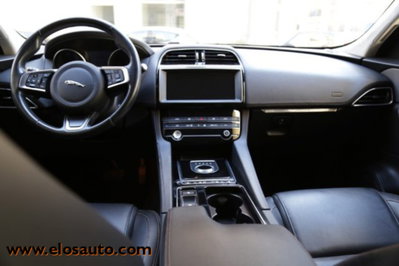 Jaguar F-Pace 2.0 D 180 CV AWD aut. Chequered Flag (13)