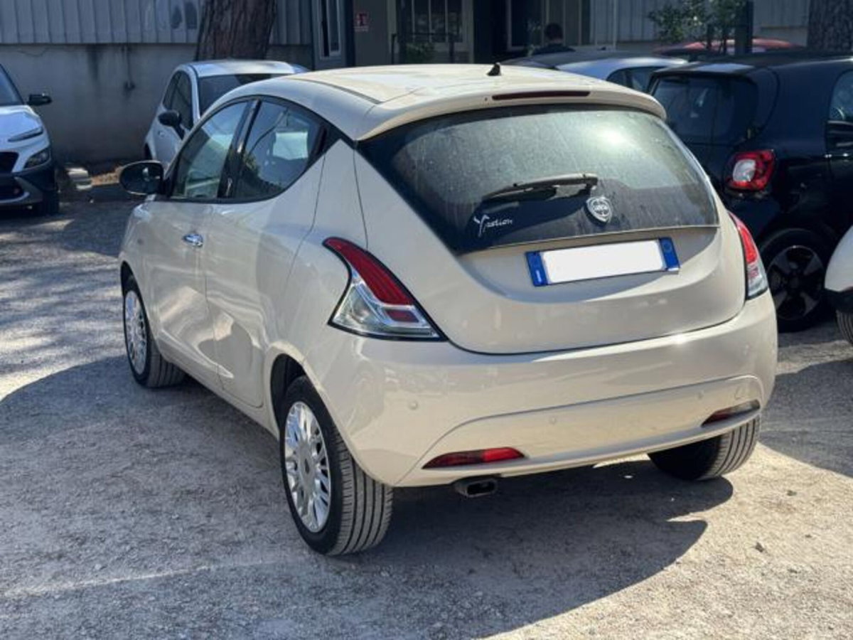 Lancia Ypsilon 1.2 69 CV 5 porte Silver (3)