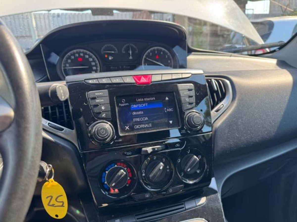 Lancia Ypsilon 1.2 69 CV 5 porte Silver (6)