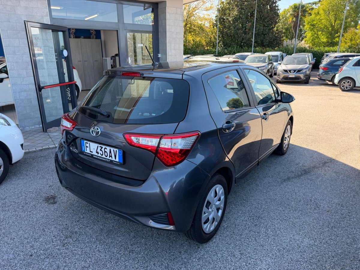 Toyota Yaris 1.0 5 porte Active (4)