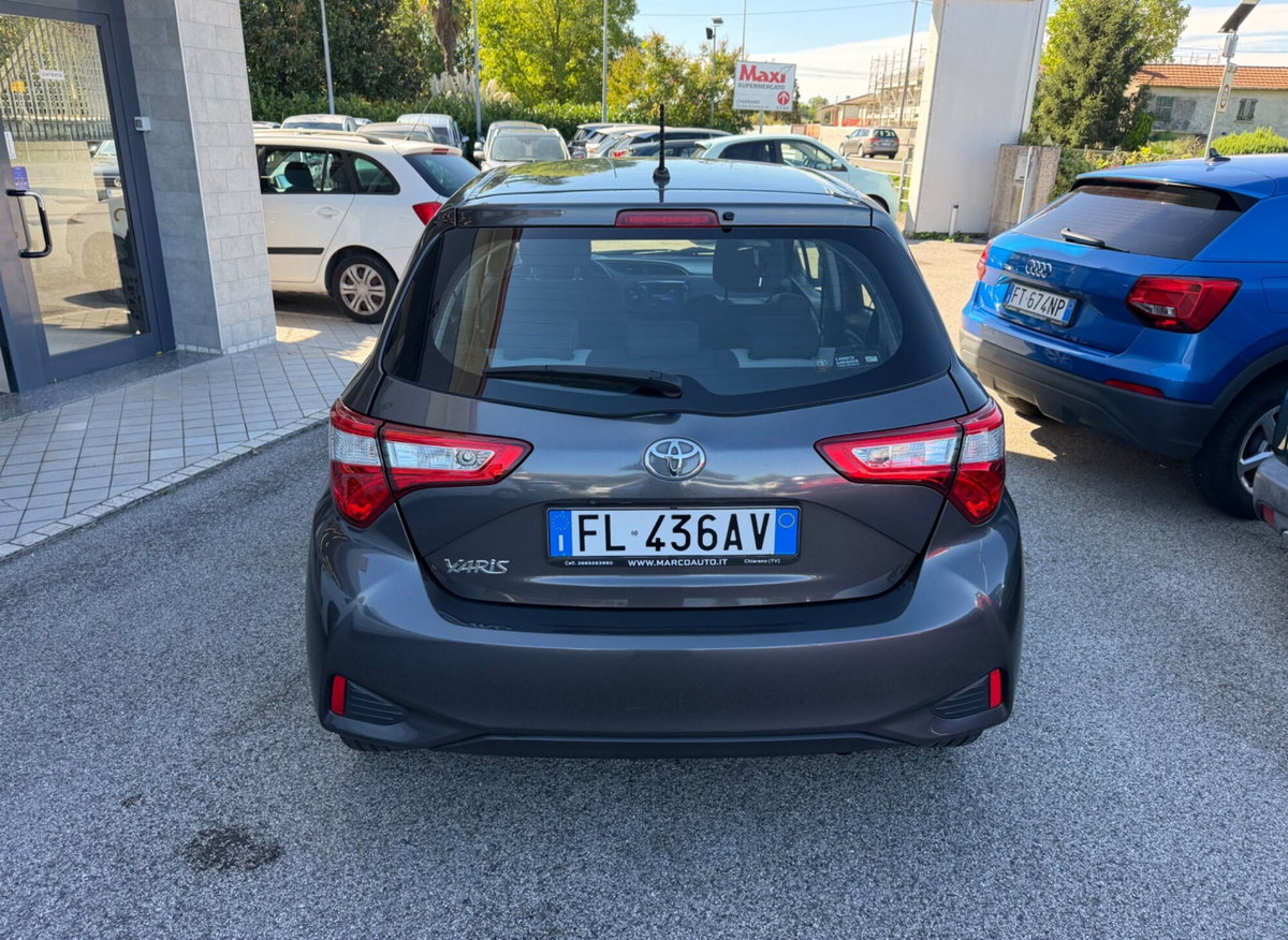 Toyota Yaris 1.0 5 porte Active (5)