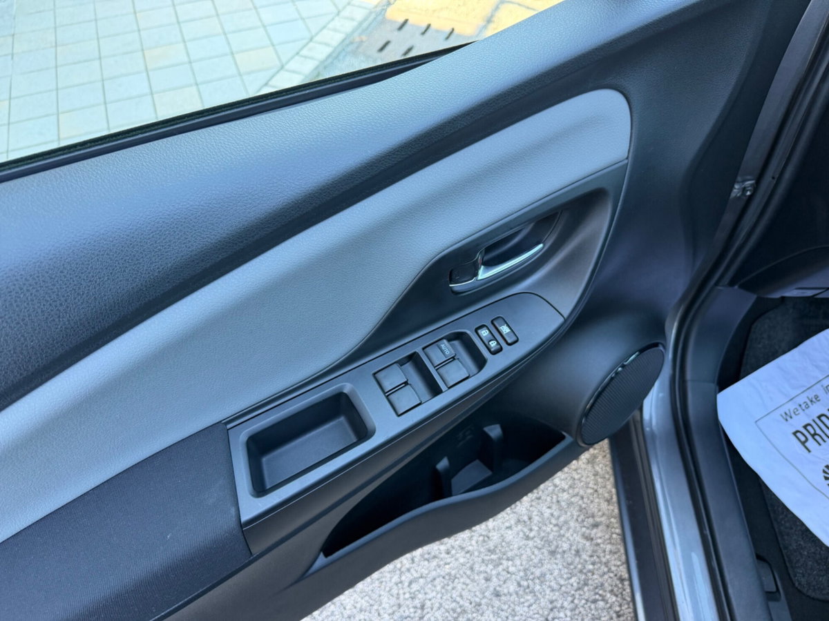 Toyota Yaris 1.0 5 porte Active (8)