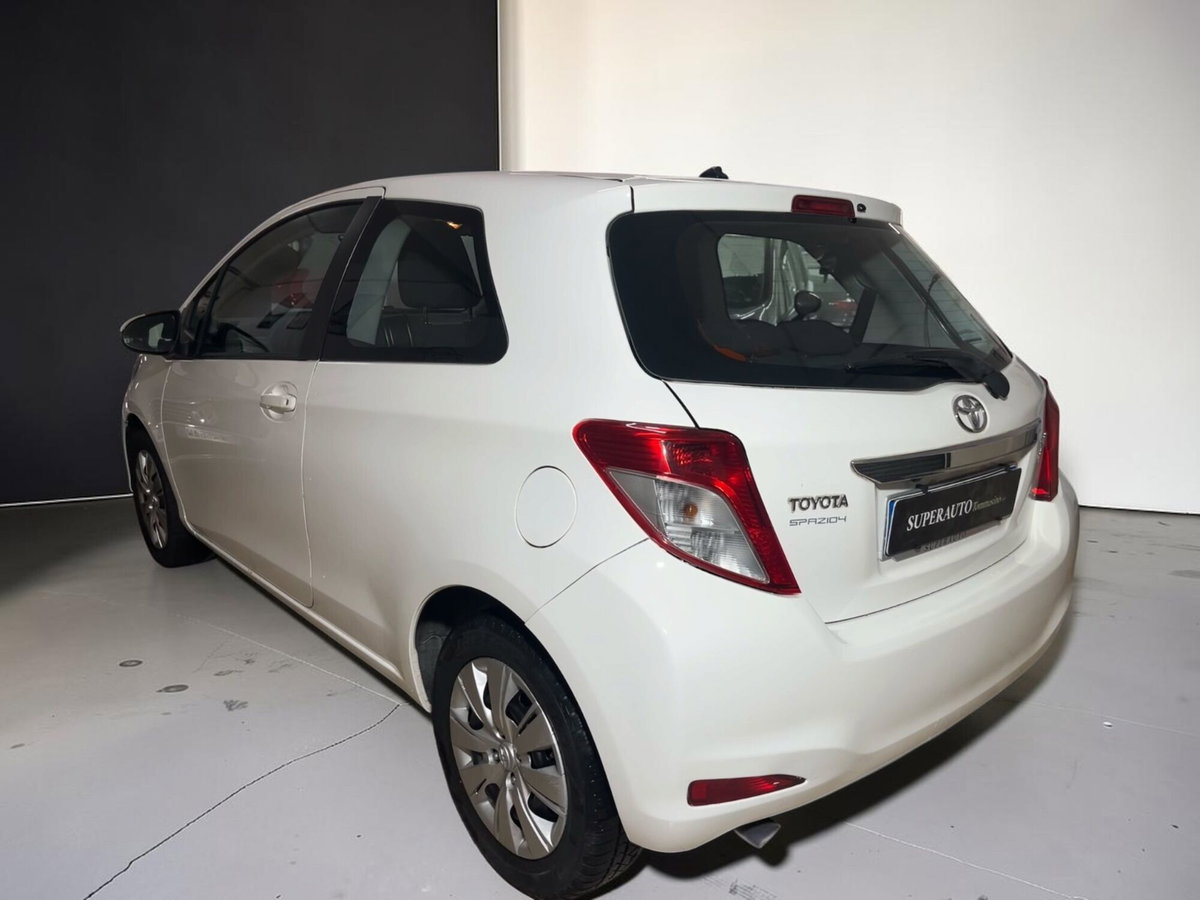 Toyota Yaris 1.0 3 porte Active (3)