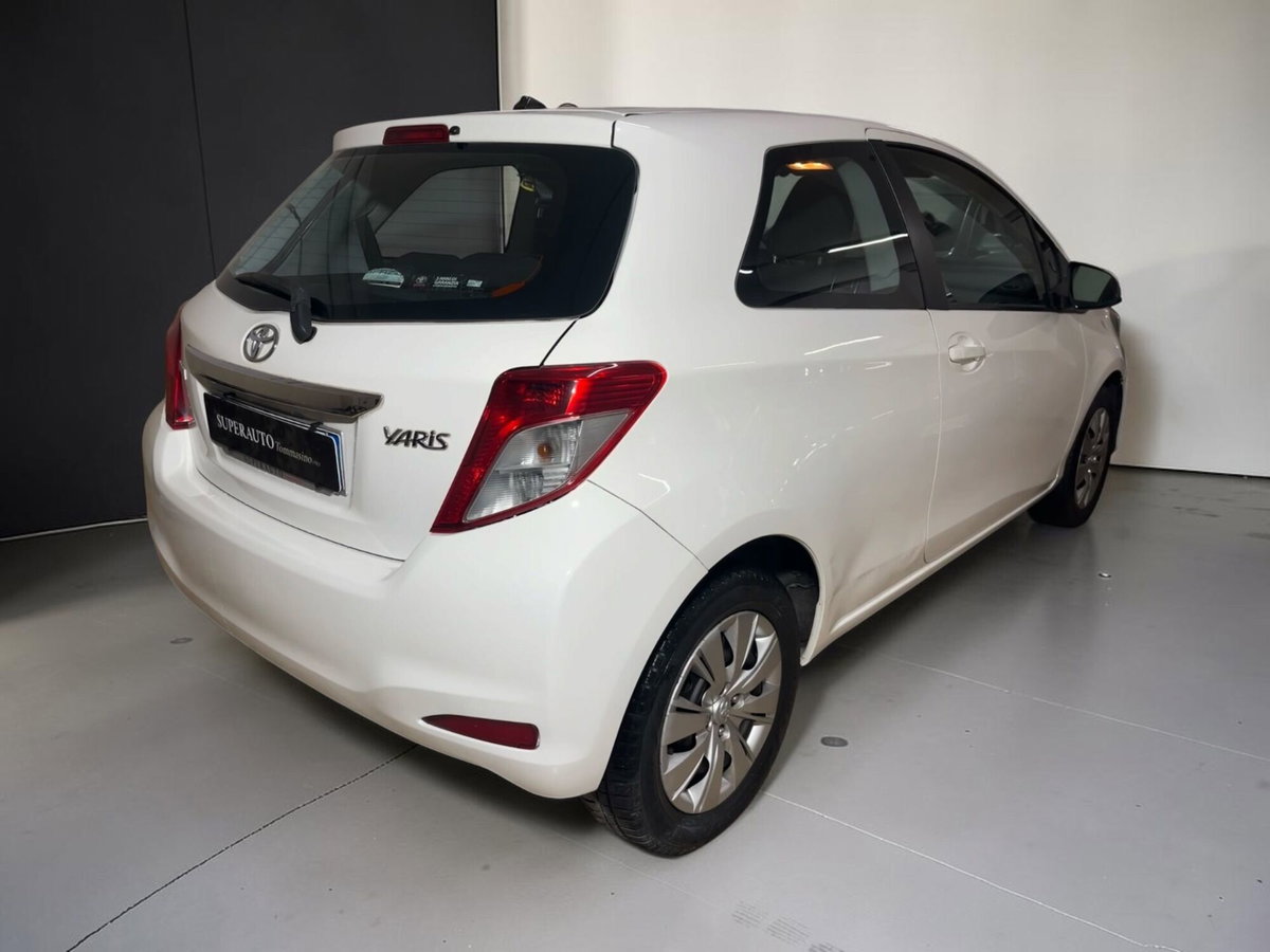 Toyota Yaris 1.0 3 porte Active (4)