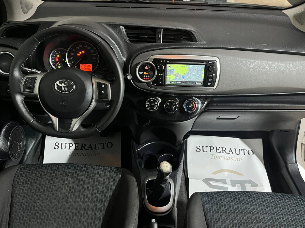 Toyota Yaris 1.0 3 porte Active (6)