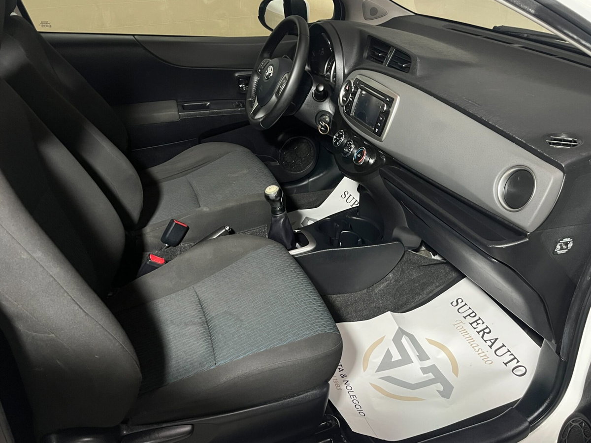 Toyota Yaris 1.0 3 porte Active (7)