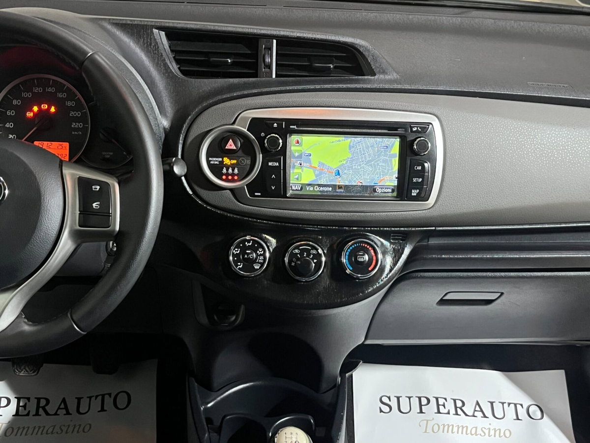 Toyota Yaris 1.0 3 porte Active (8)