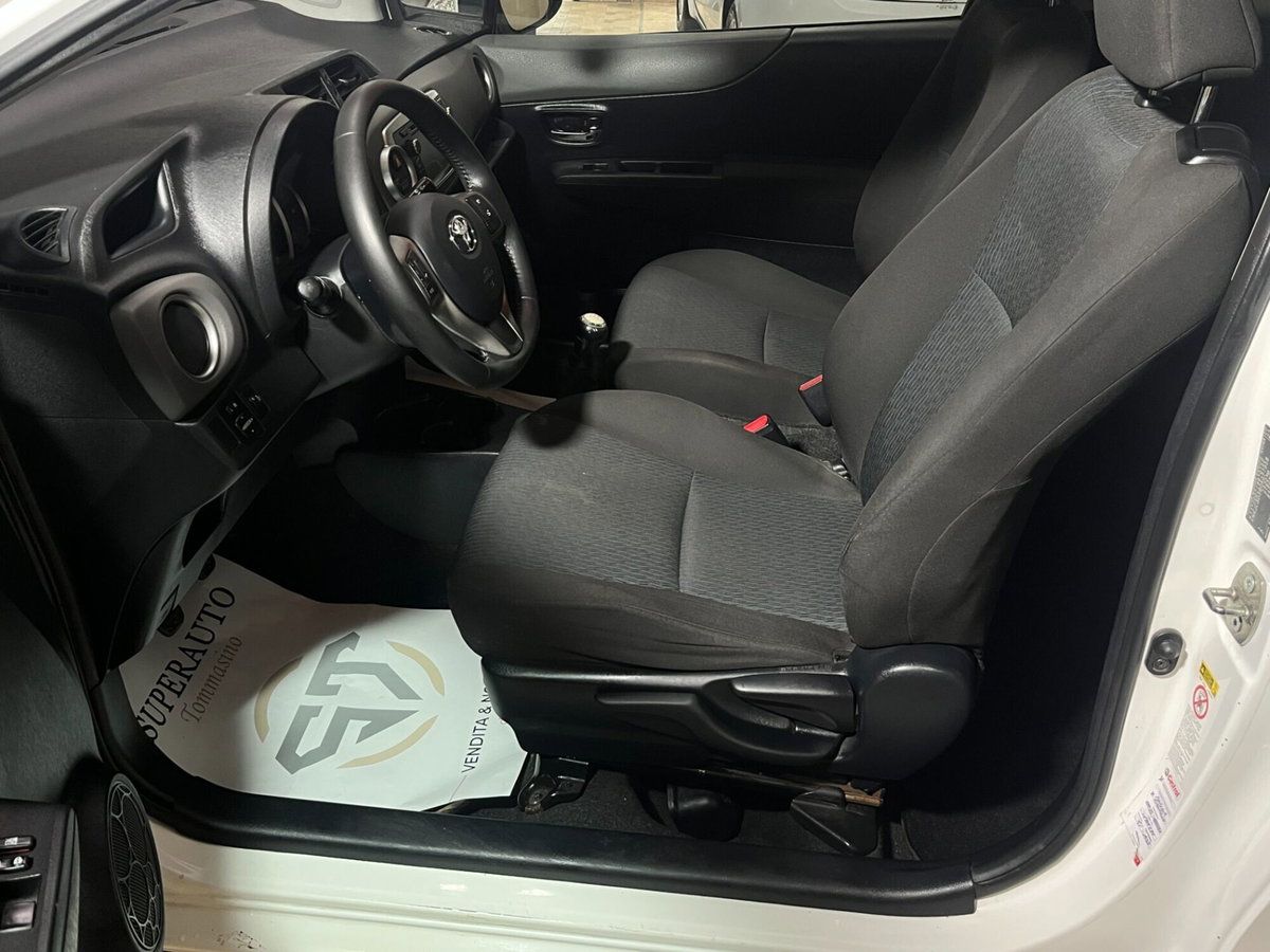 Toyota Yaris 1.0 3 porte Active (9)