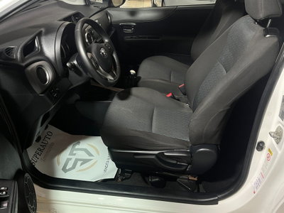 Toyota Yaris 1.0 3 porte Active (9)