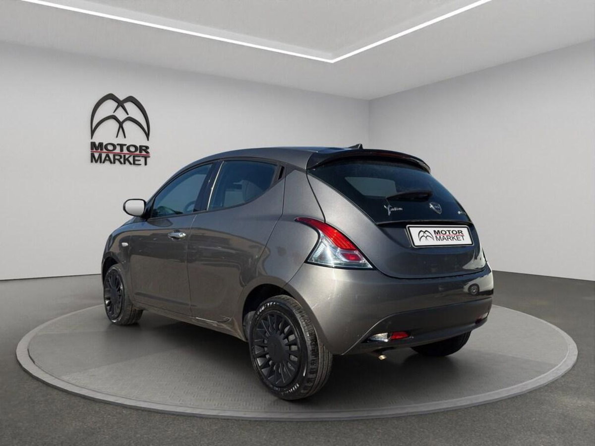 Lancia Ypsilon 1.0 FireFly 5 porte S&S Hybrid Silver Plus (8)