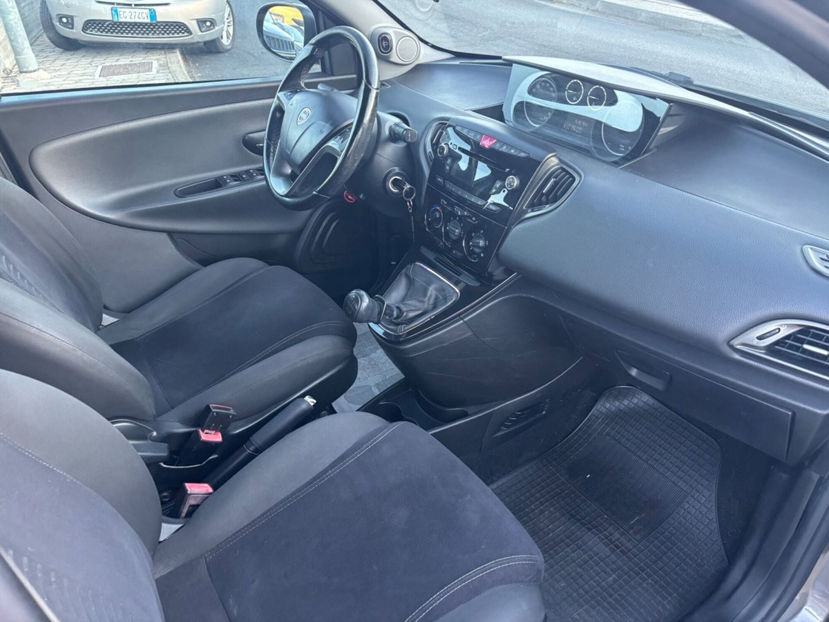 Lancia Ypsilon 1.2 69 CV 5 porte Platinum (15)