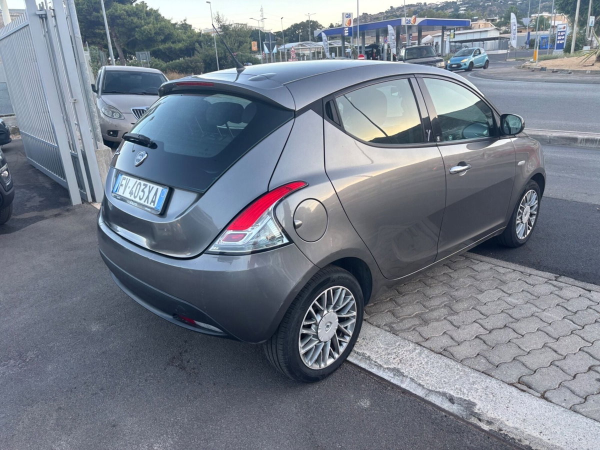 Lancia Ypsilon 1.2 69 CV 5 porte Platinum (6)