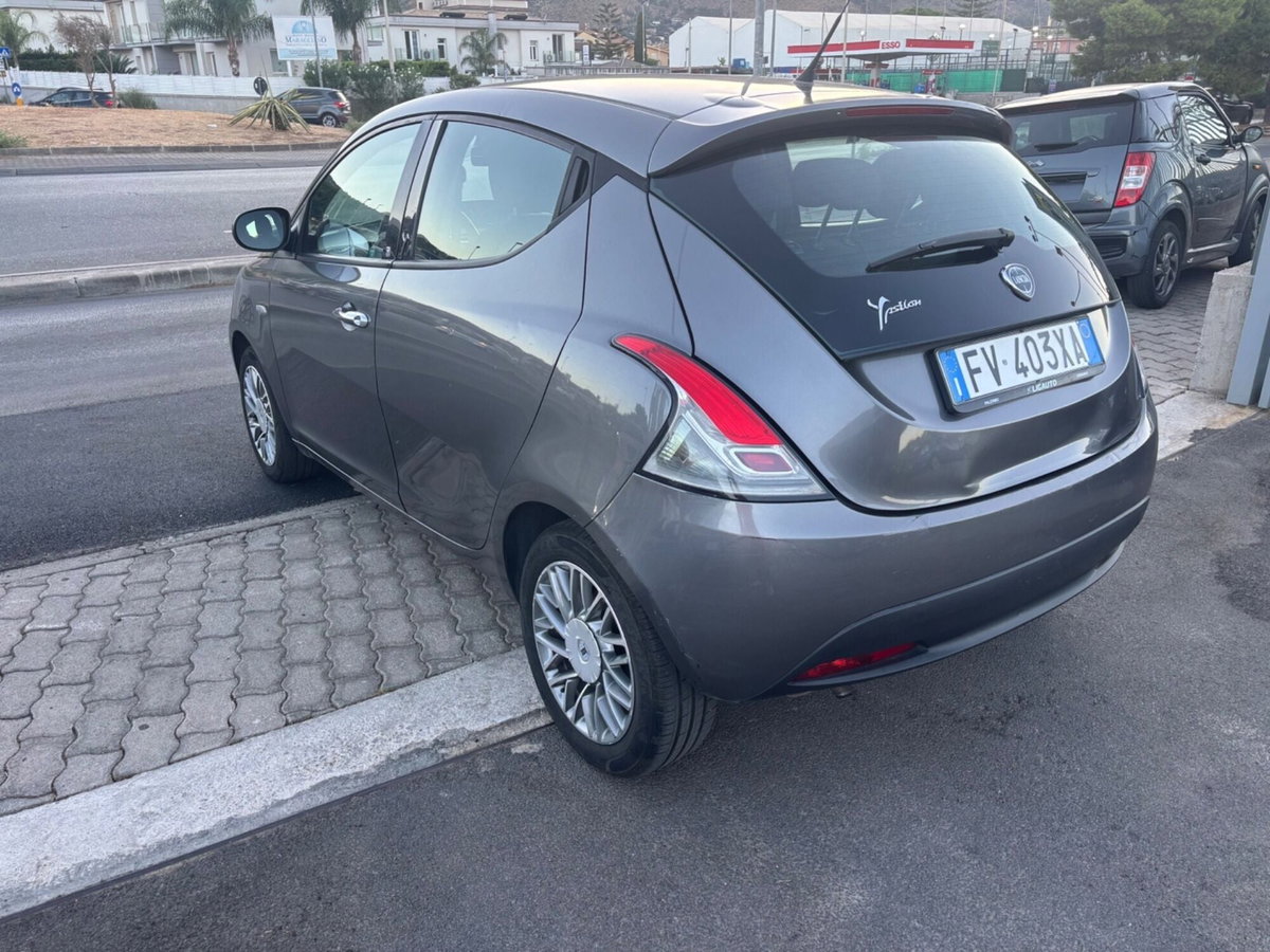 Lancia Ypsilon 1.2 69 CV 5 porte Platinum (8)