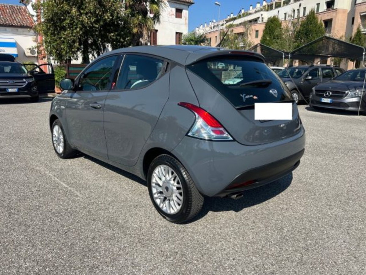 Lancia Ypsilon 1.2 69 CV 5 porte Gold (7)