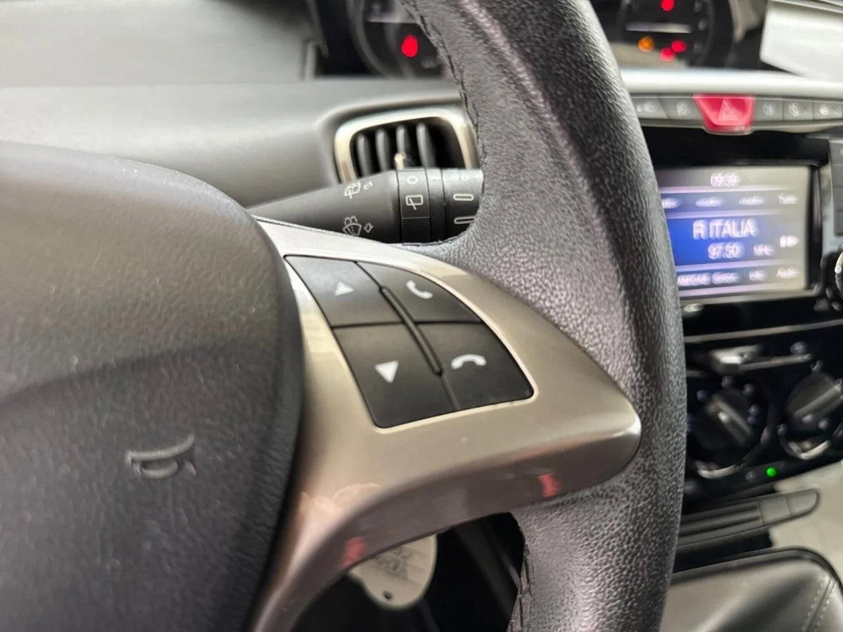 Lancia Ypsilon 1.0 FireFly 5 porte S&S Hybrid Maryne (10)