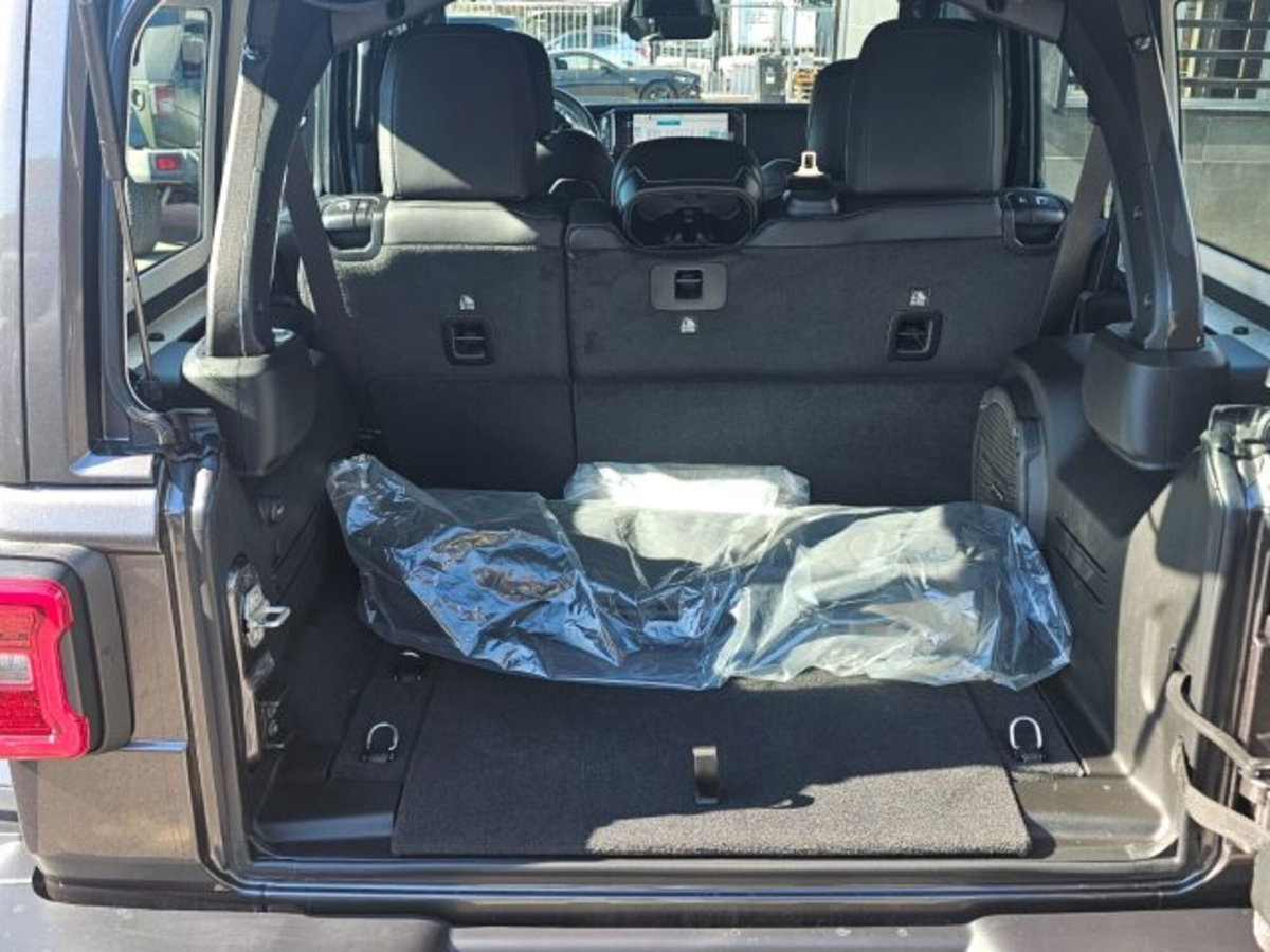 Jeep Wrangler Unlimited 2.0 Turbo Sahara (19)