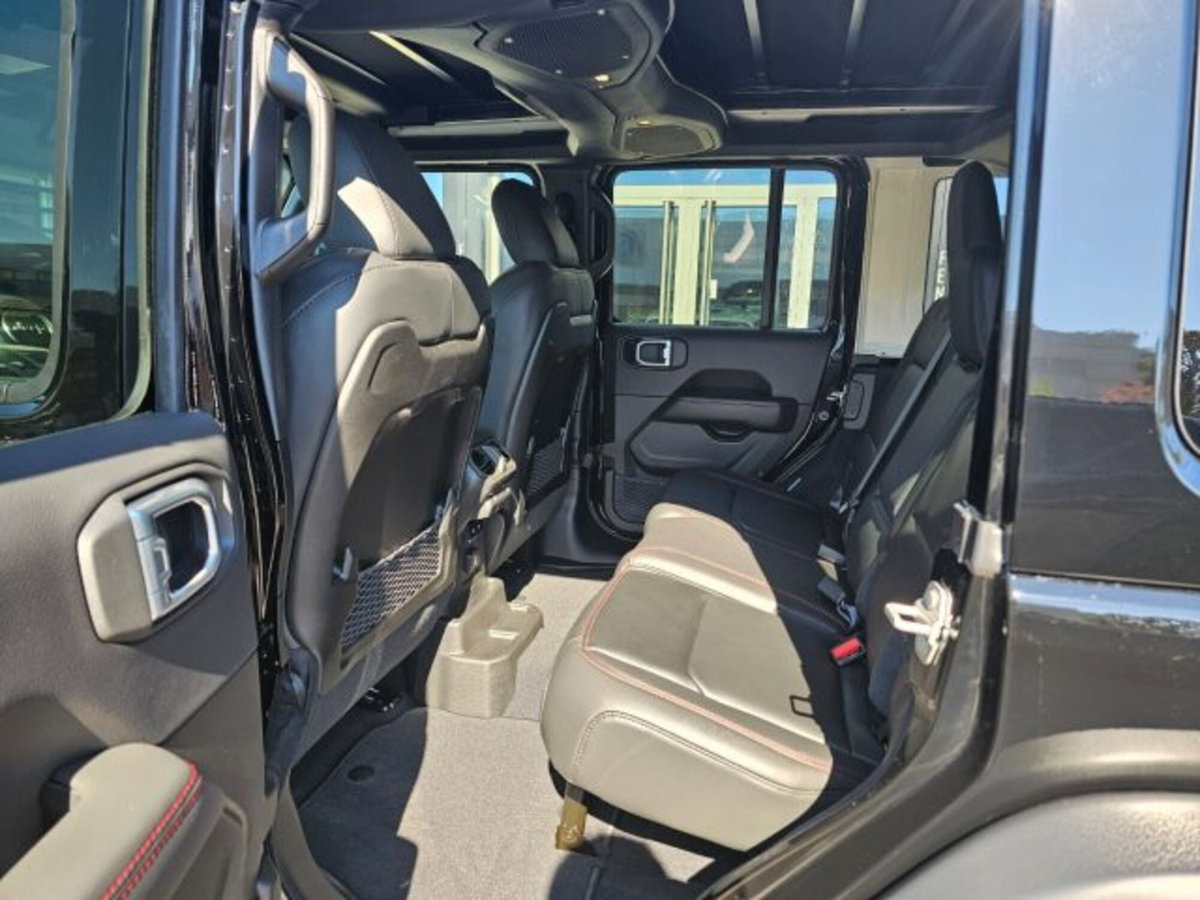 Jeep Wrangler Unlimited 3.8 Sport (10)