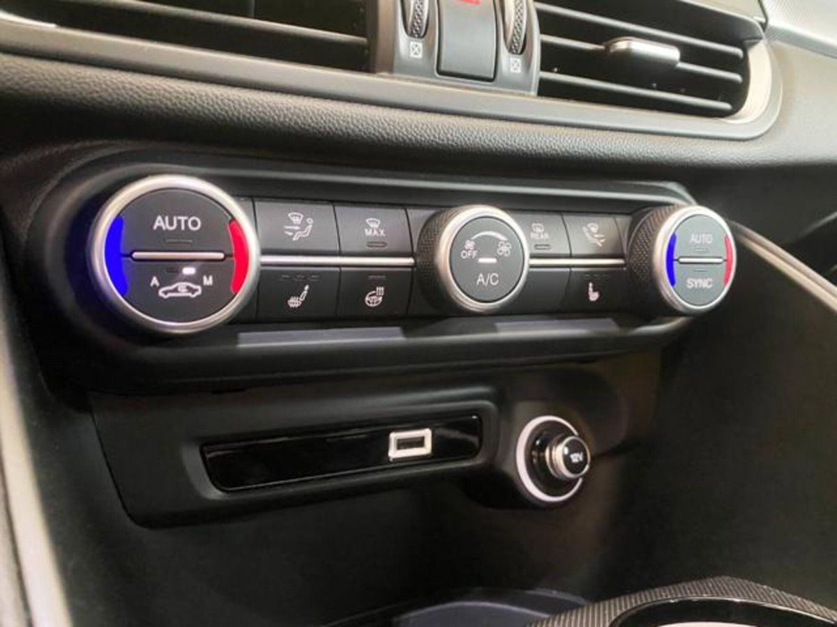 Alfa Romeo Giulia 2.2 Turbodiesel 210 CV AT8 AWD Q4 Veloce (14)