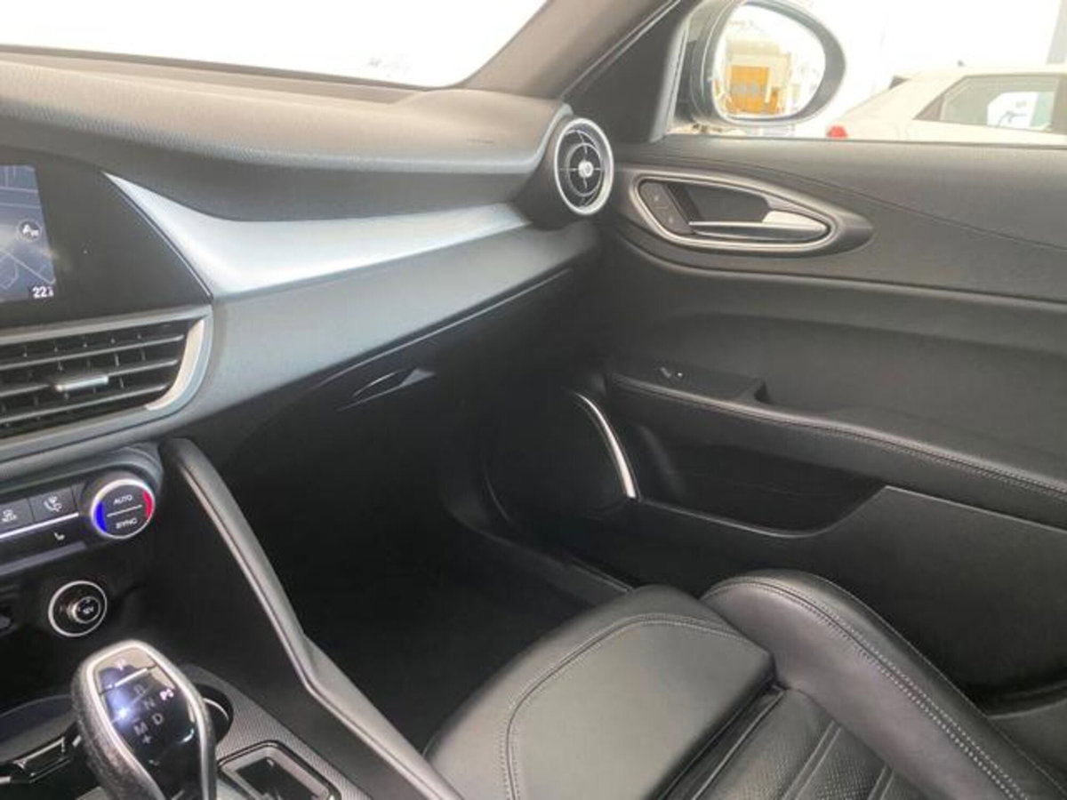 Alfa Romeo Giulia 2.2 Turbodiesel 210 CV AT8 AWD Q4 Veloce (19)
