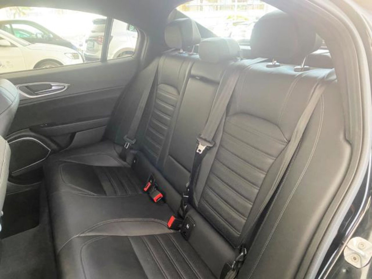 Alfa Romeo Giulia 2.2 Turbodiesel 210 CV AT8 AWD Q4 Veloce (9)